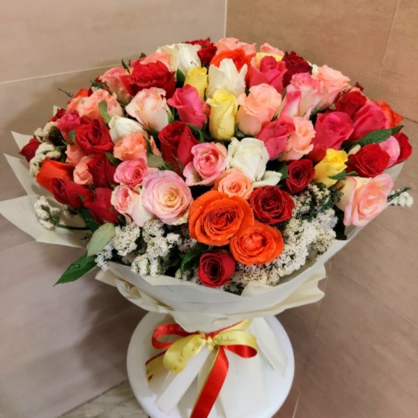 Order 100 Mix Roses Bouquet online | Get same day delivery PAN India in ...