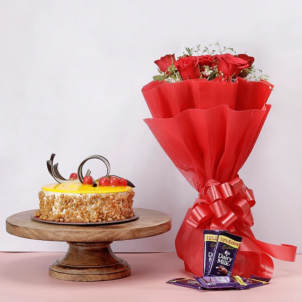 Order Butterscotch Cake With Bouquet online | Get same day delivery PAN ...